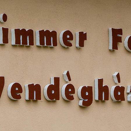 ホテル Zimmer Feri Vendeghaz Abaújszántó エクステリア 写真